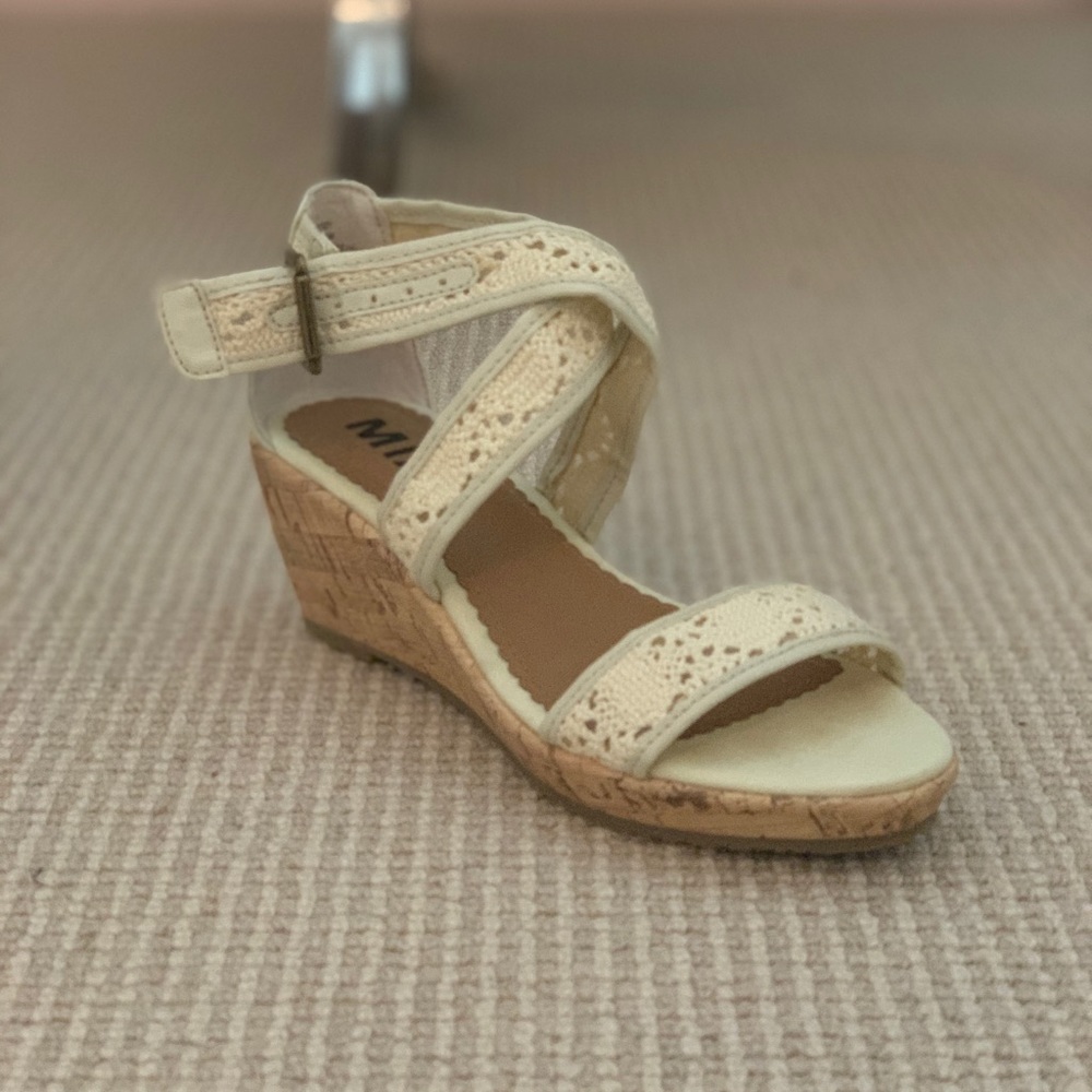 Kids MIA lightly worn small wedges !!